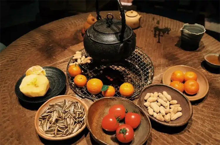 圍爐煮茶：起一爐火，煮兩碗茶，聊三餐四季，話五谷豐登(圖1)